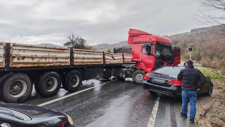 Düzce–Akçakoca Yolunda Tır Kazası: Sürücü Yaralandı, Yol Kapatıldı