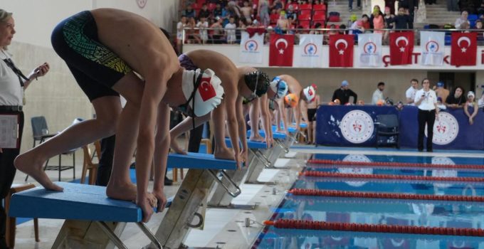 Düzce’de Yüzme Şenliği Nefes Kesti: 180 Minik Sporcu Kıyasıya Yarıştı